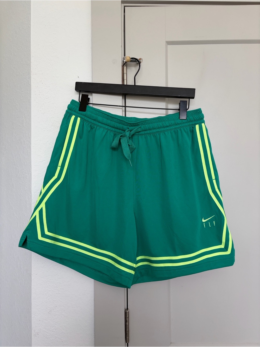 NIKE FLY CROSSOVER NEPTUNE BASKETBALL SHORT GREEN/GHOST GREEN WOMEN’S LARGE